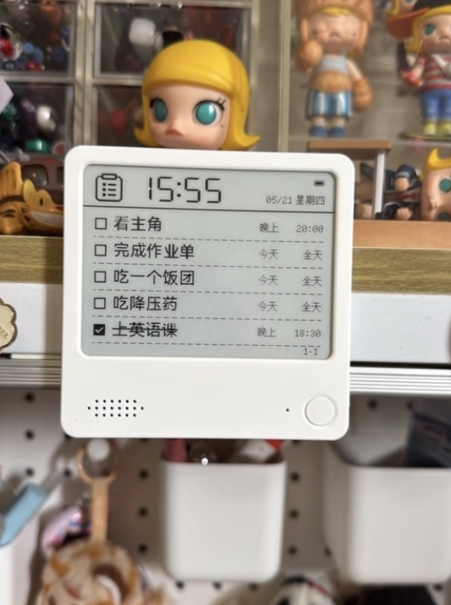 真实用户收纳墙前完整展示的 ZECTRIX NOTE4，屏幕显示待办清单