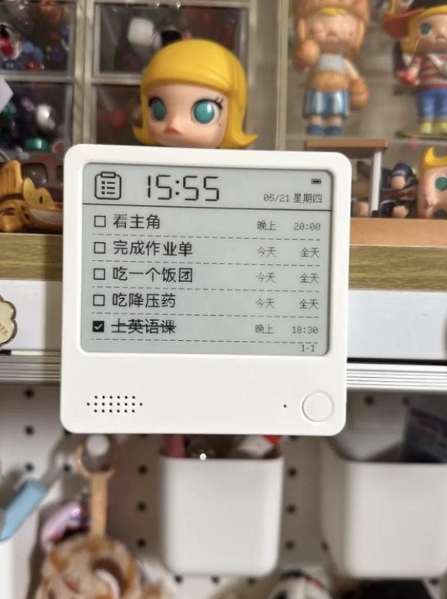 収納壁の前でToDoリストを表示するZECTRIX NOTE4